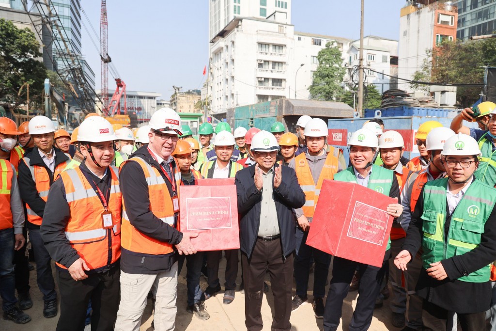 Thủ tướng động viên công nhân, thúc đẩy tiến độ dự án đường sắt Nhổn - ga Hà Nội