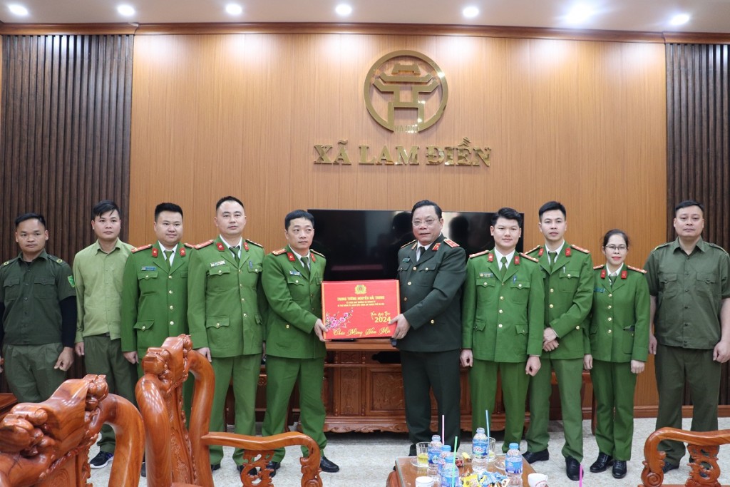 Trung tướng Nguyễn Hải Trung chúc Tết lực lượng Công an xã