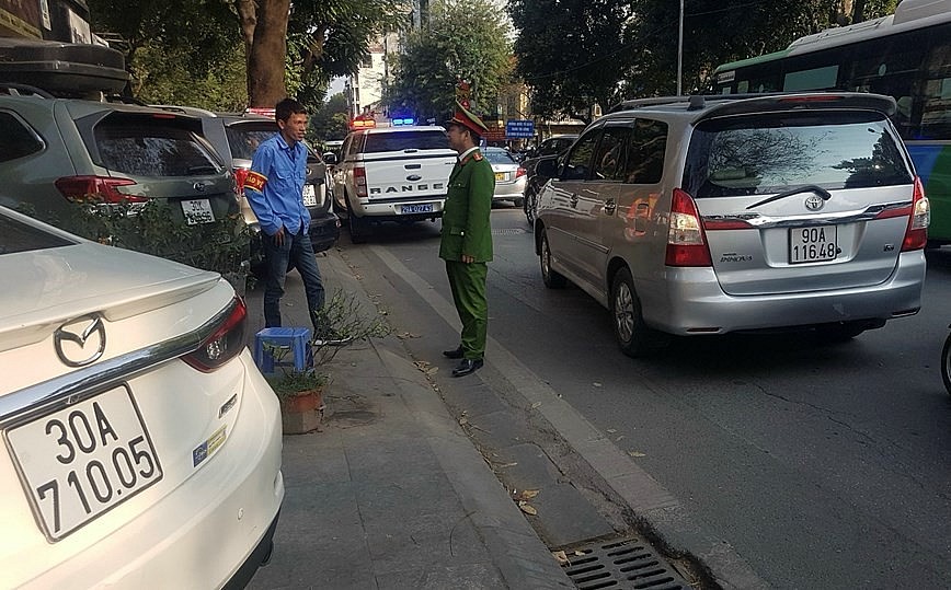 Xử phạt 2 điểm trông giữ phương tiện sai quy định trên phố Nguyễn Thái Học