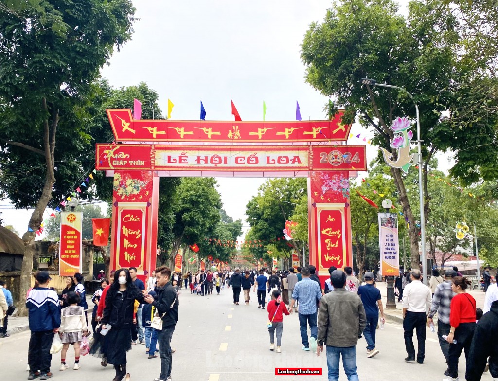 Hàng nghìn du khách tham dự Lễ hội Cổ Loa Xuân Giáp Thìn 2024