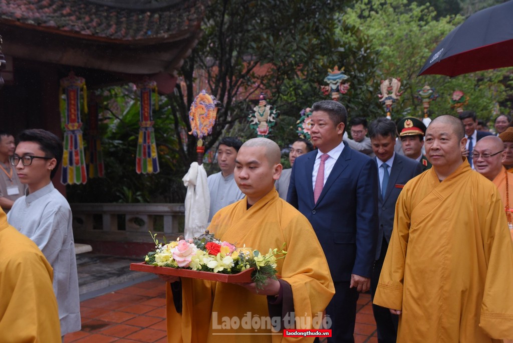 Hàng nghìn người đội mưa dự khai hội chùa Hương