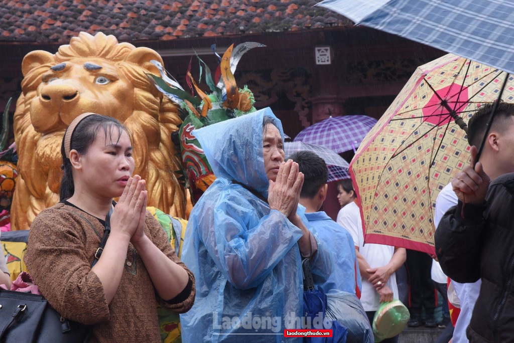 Hàng nghìn người đội mưa dự khai hội chùa Hương