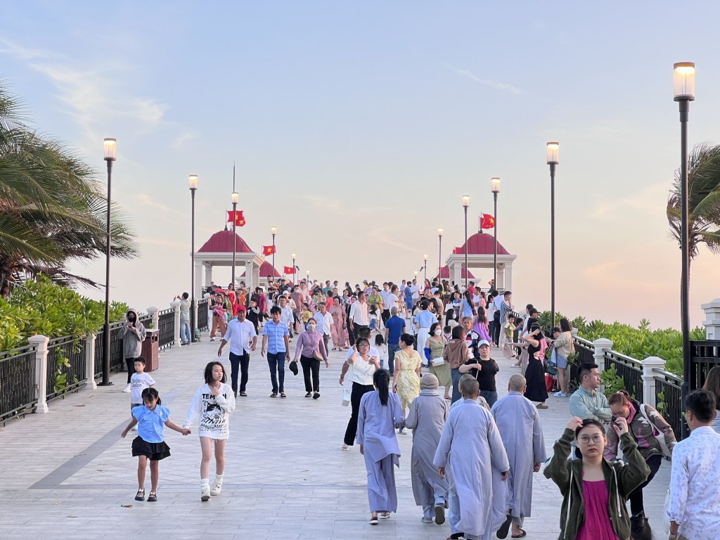 Cầu đi bộ ngắm biển Hồ Tràm thu hút du khách ngày Tết