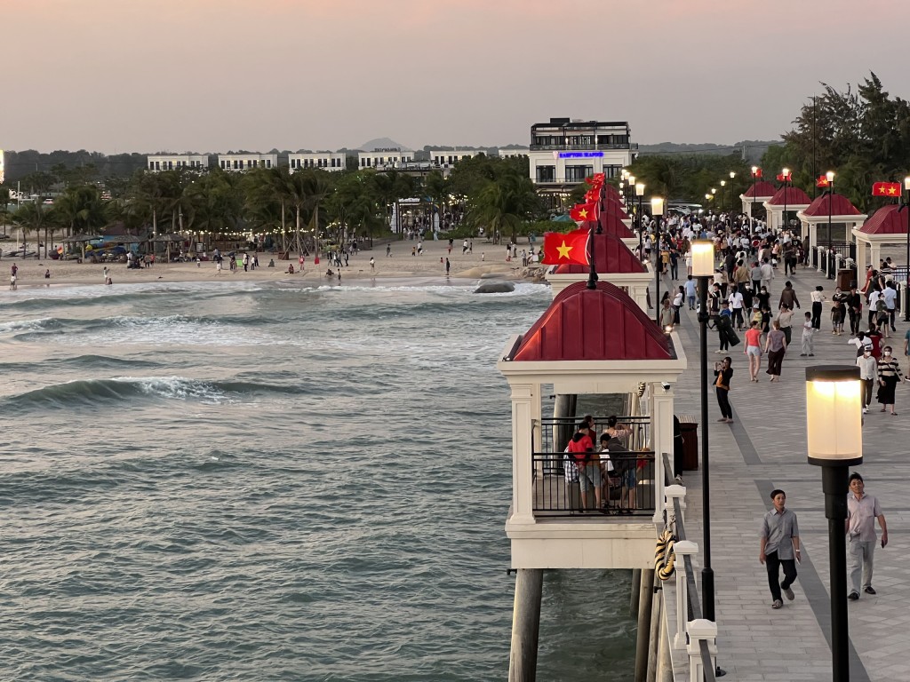 Cầu đi bộ ngắm biển Hồ Tràm thu hút du khách ngày Tết
