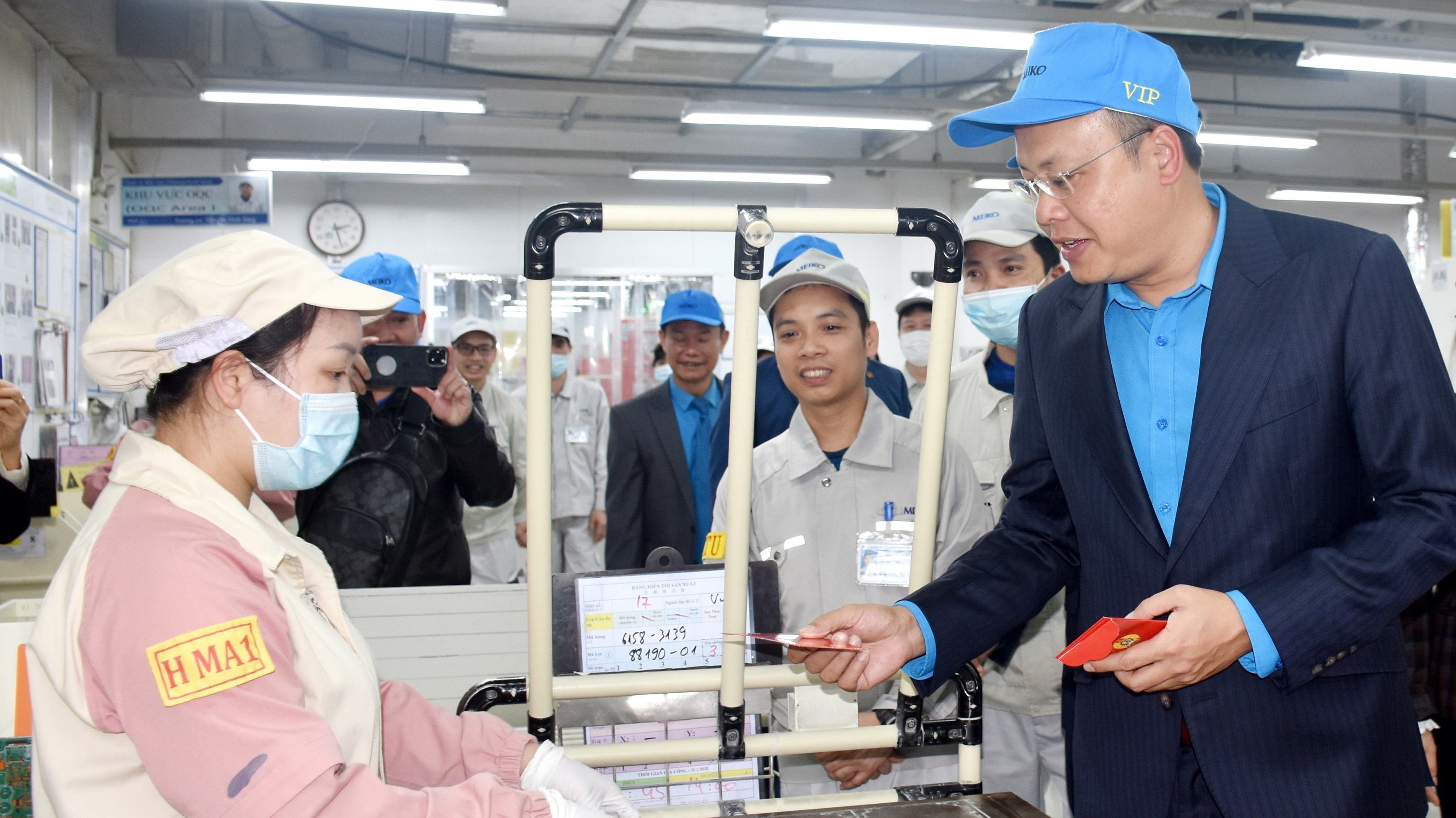 Chủ tịch LĐLĐ Thành phố Phạm Quang Thanh thăm, động viên công nhân lao động sản xuất đầu năm