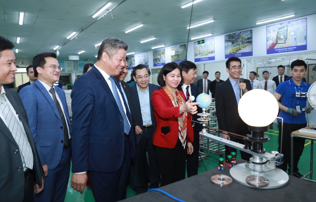 Phó Bí thư Thường trực Thành ủy Hà Nội thăm, động viên sản xuất đầu năm tại huyện Thanh Trì