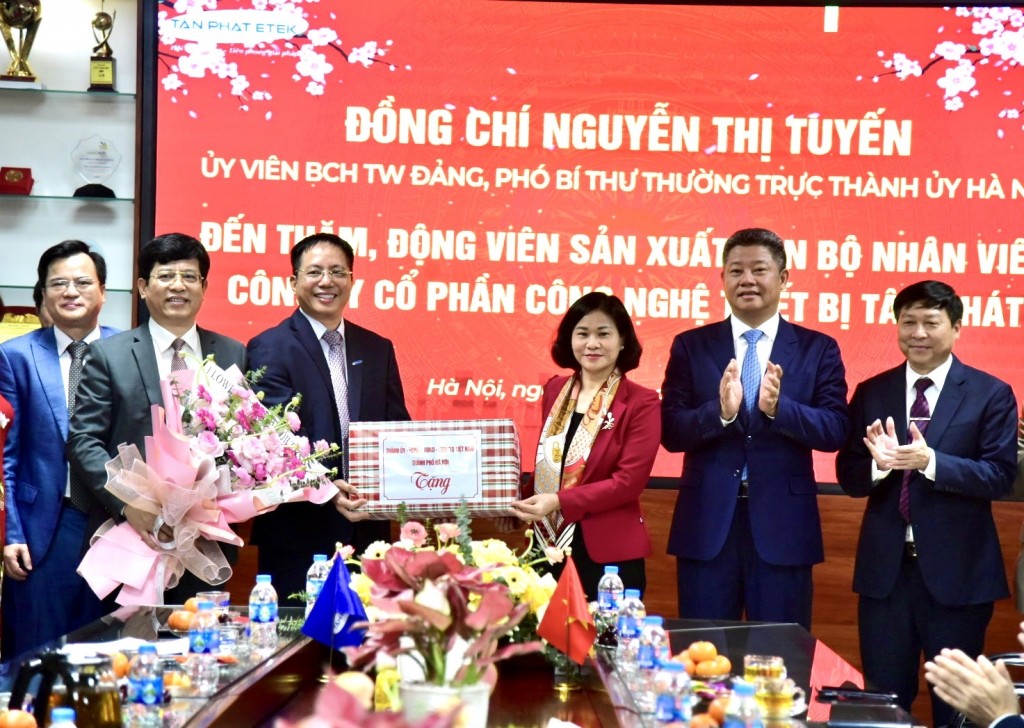 Phó Bí thư Thường trực Thành ủy Hà Nội thăm, động viên sản xuất đầu năm tại huyện Thanh Trì