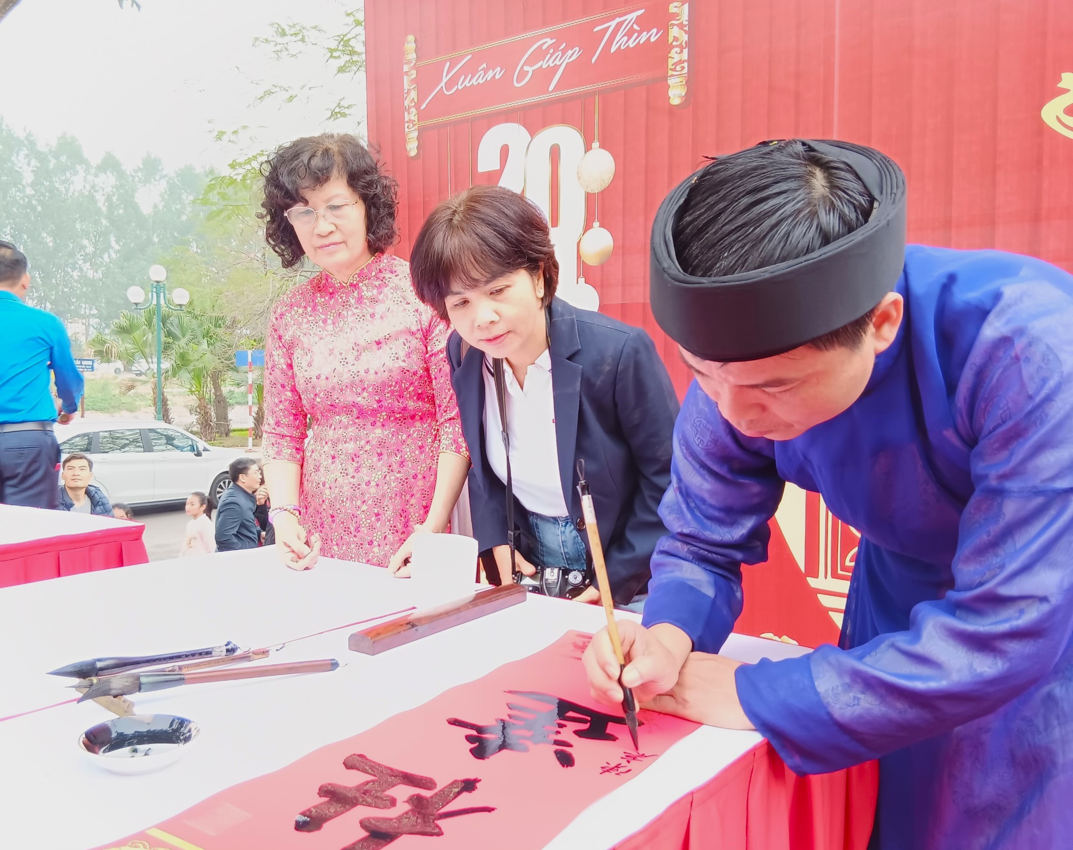 Nhấn vào ảnh để phóng to Dâng hương tưởng niệm Tiên triết Chu Văn An và khai bút đầu Xuân