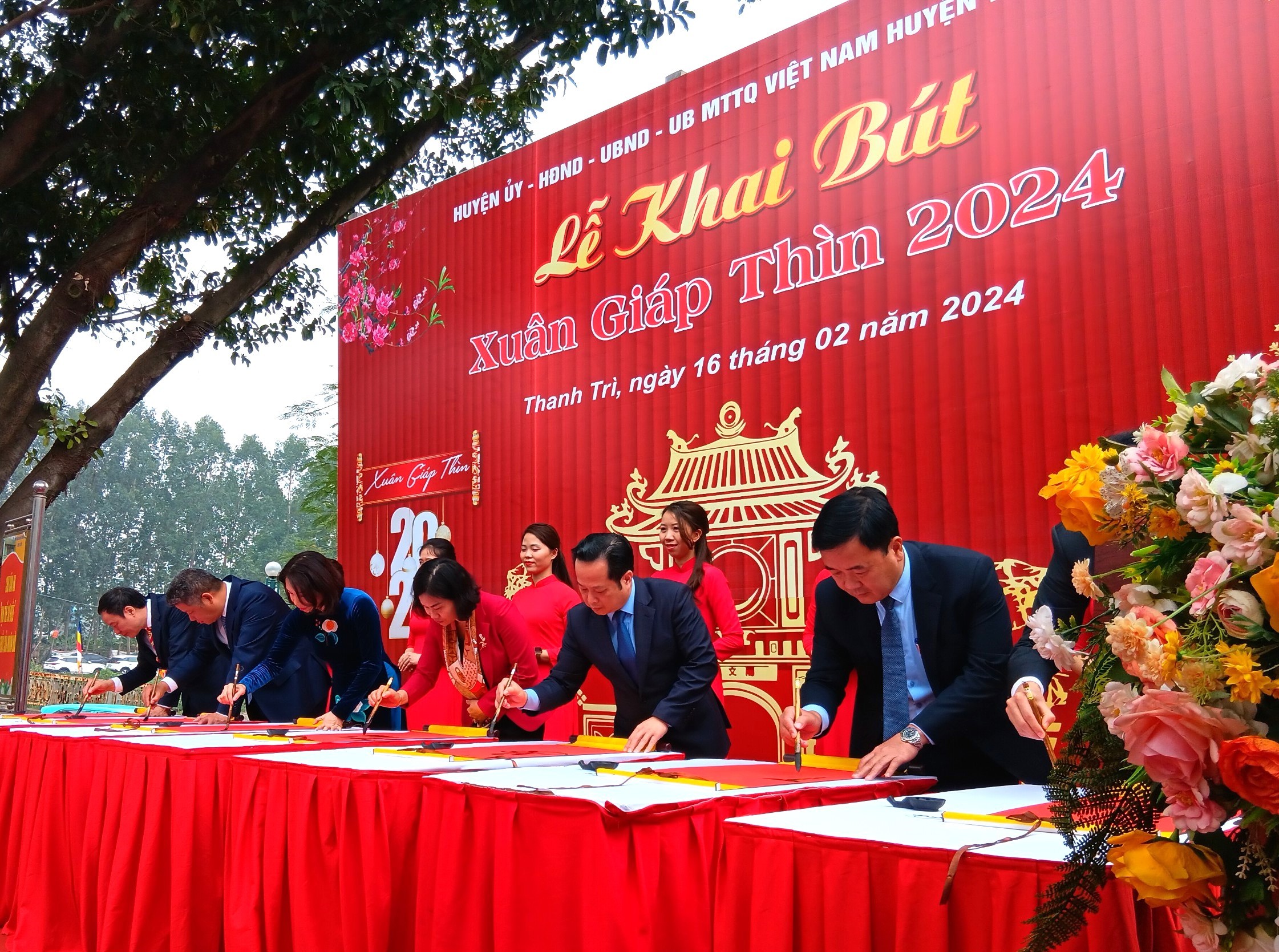 Nhấn vào ảnh để phóng to Dâng hương tưởng niệm Tiên triết Chu Văn An và khai bút đầu Xuân