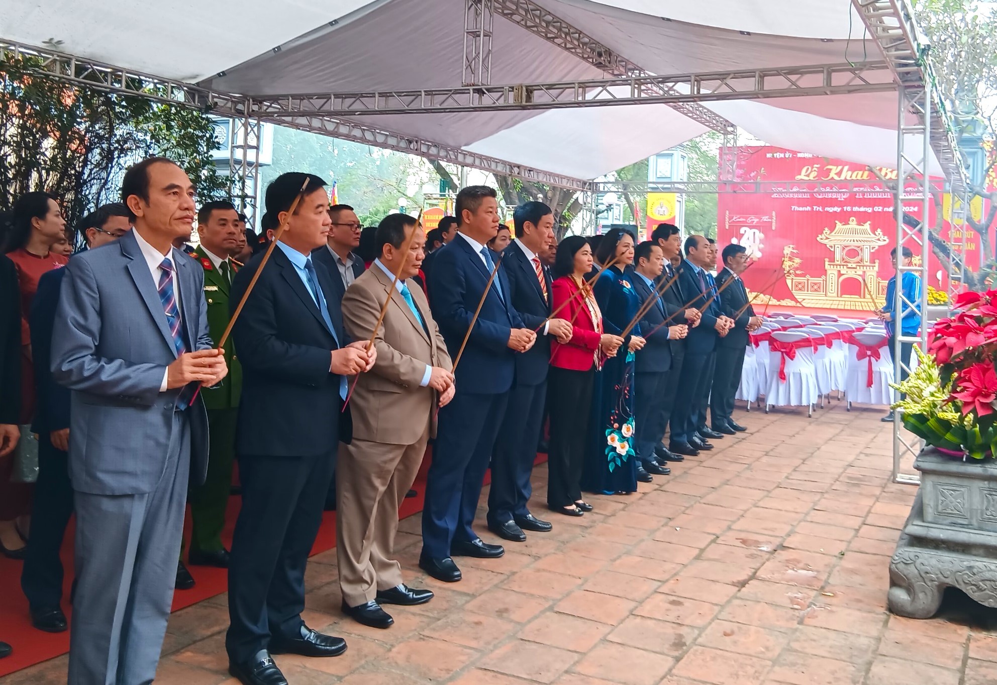 Nhấn vào ảnh để phóng to Dâng hương tưởng niệm Tiên triết Chu Văn An và khai bút đầu Xuân