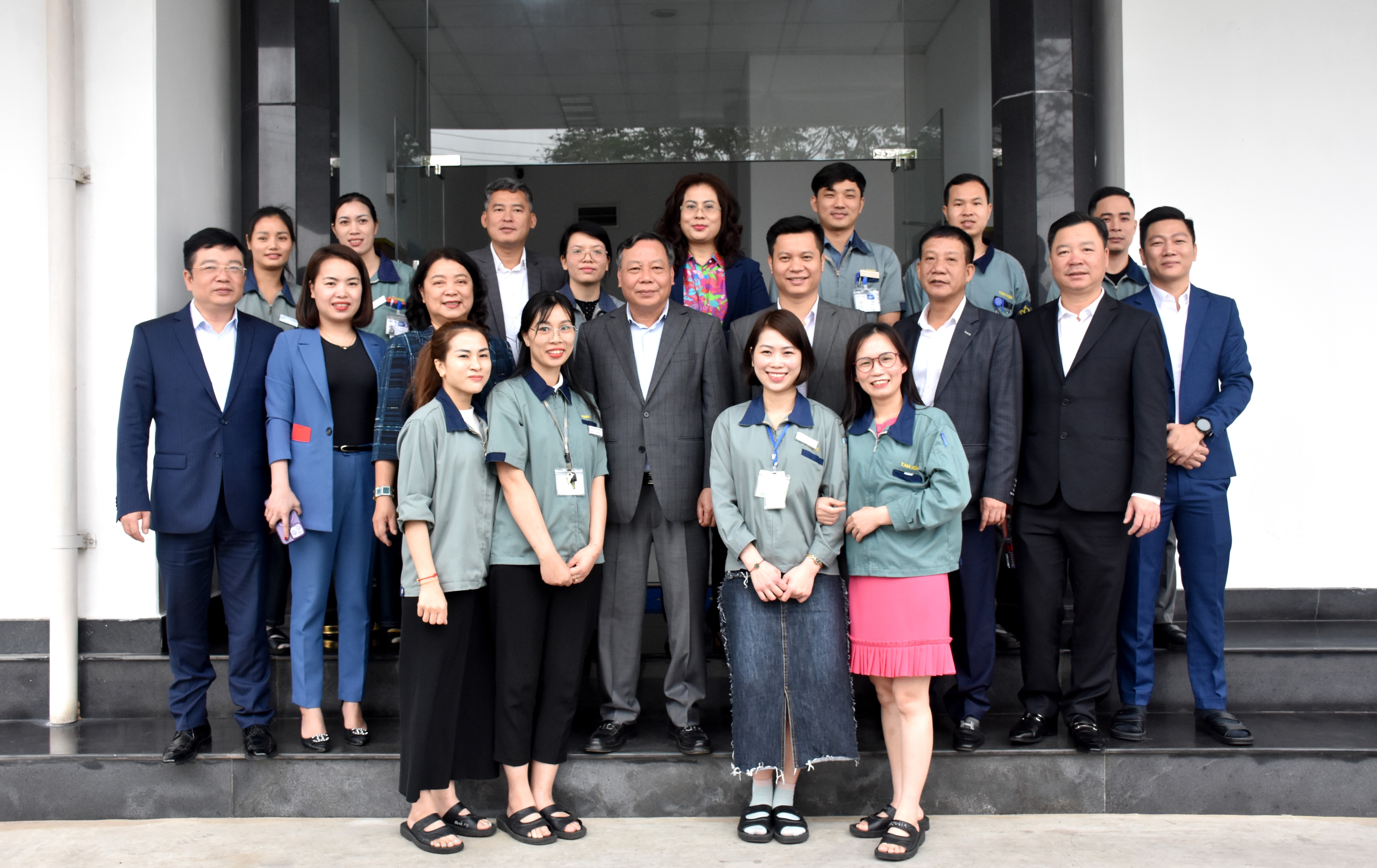 Phó Bí thư Thành ủy Nguyễn Văn Phong thăm, động viên sản xuất đầu năm tại huyện Sóc Sơn