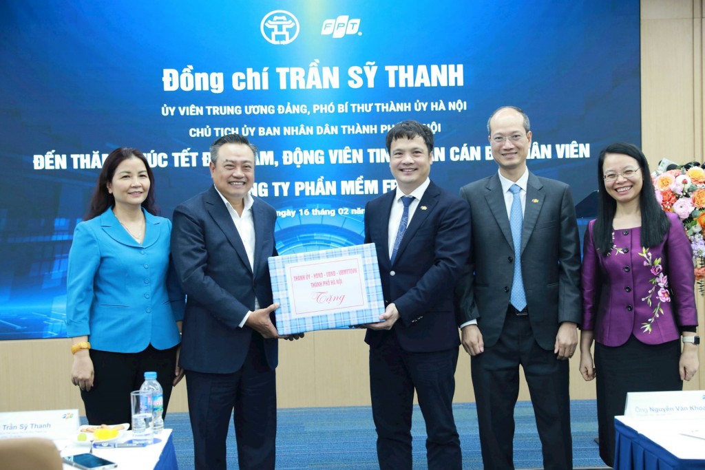 Chủ tịch UBND thành phố Hà Nội động viên sản xuất các doanh nghiệp công nghệ cao