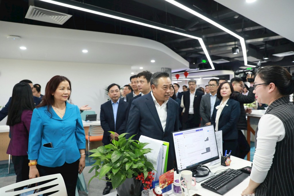 Chủ tịch UBND thành phố Hà Nội động viên sản xuất các doanh nghiệp công nghệ cao