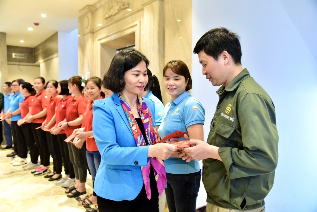 Lãnh đạo thành phố Hà Nội mừng tuổi cho công nhân lao động