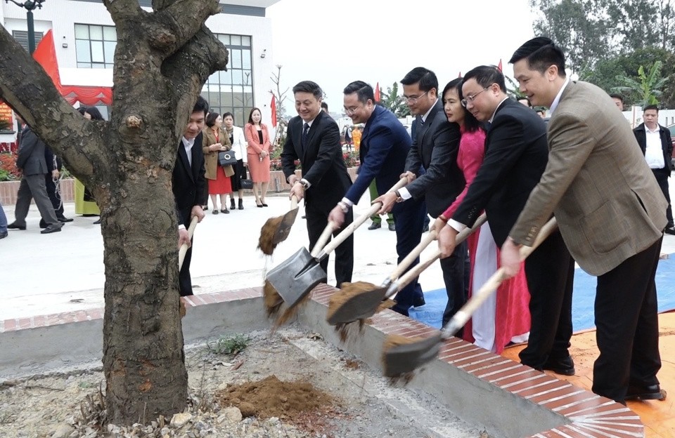 Lãnh đạo huyện Thanh Oai tham gia trồng cây Xuân Giáp Thìn 2024 