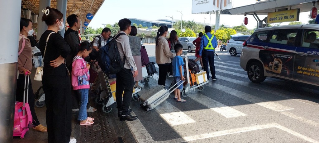 Đông khách đi lại tại sân bay Tân Sơn Nhất trong ngày nghỉ cuối