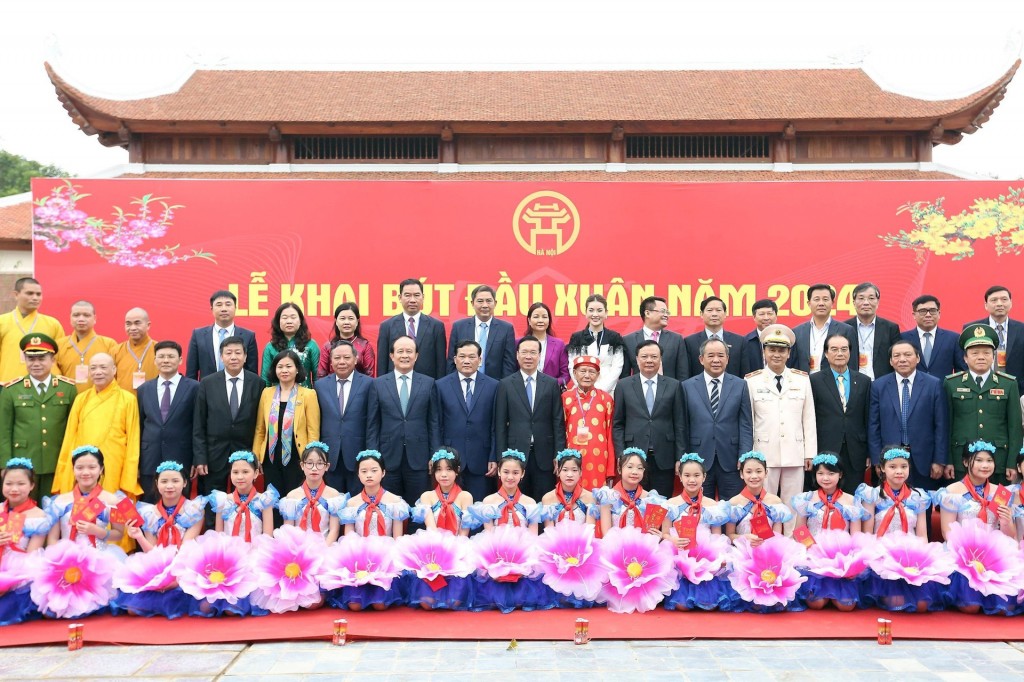 Chủ tịch nước Võ Văn Thưởng, Bí thư Thành ủy Hà Nội Đinh Tiến Dũng cùng các đại biểu dự lễ khai bút đầu xuân năm 2024 tại huyện Thường Tín.