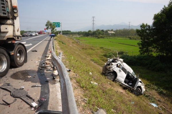 Khẩn trương làm rõ nguyên nhân vụ tai nạn giao thông trên cao tốc Cam Lộ - La Sơn