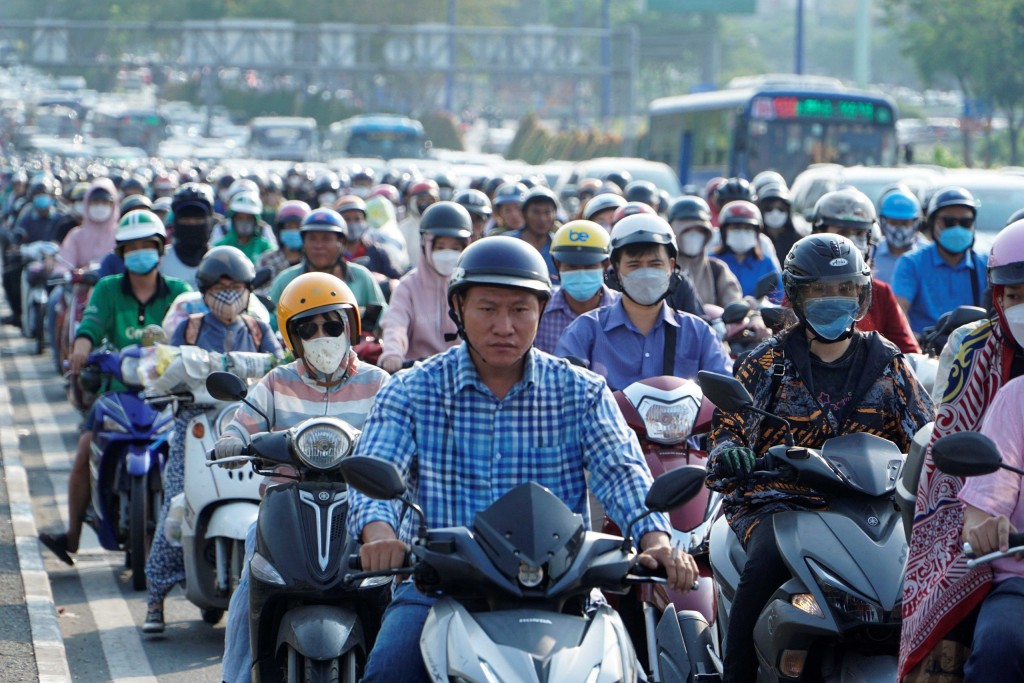 TP.HCM: Phương tiện "nhúc nhích" qua cầu Sài Gòn trong ngày đầu tuần