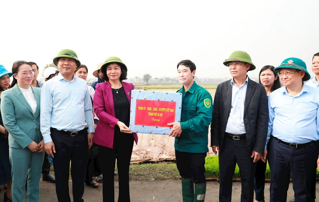 Phó Bí thư Thường trực Thành ủy Hà Nội động viên nhân dân Mê Linh ra quân sản xuất đầu năm
