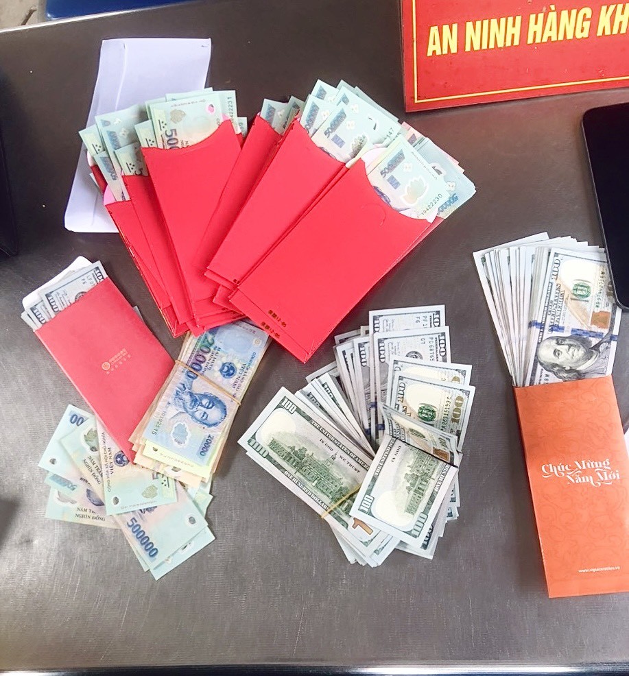 Số tiền bên trong hành lý khách hàng để quên tại sân bay Tân Sơn Nhất. (Ảnh: T.Tú)