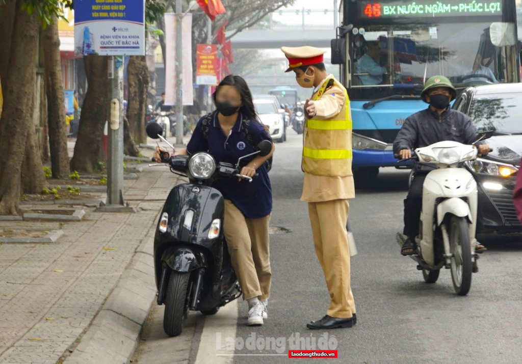 Đủ lý do học sinh biện minh cho hành vi không đội mũ bảo hiểm khi tham gia giao thông