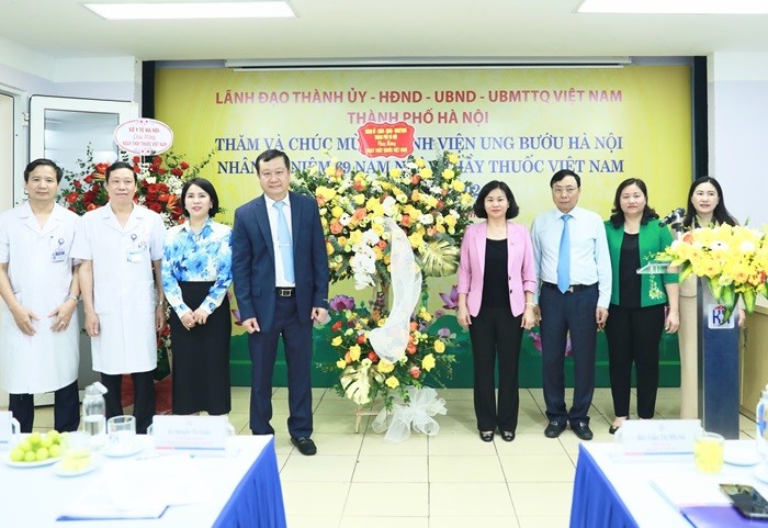 Lãnh đạo thành phố Hà Nội thăm, tặng quà các y, bác sĩ nhân Ngày Thầy thuốc Việt Nam