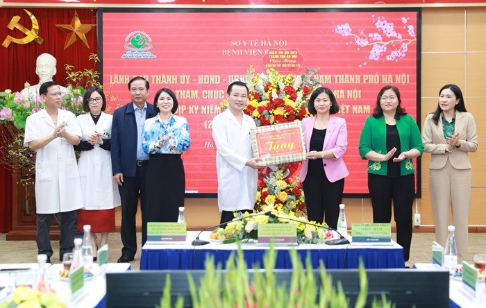 Lãnh đạo thành phố Hà Nội thăm, tặng quà các y, bác sĩ nhân Ngày Thầy thuốc Việt Nam