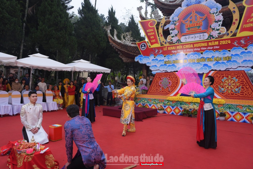 Để lễ hội chùa Hương thực sự ấn tượng trong lòng du khách