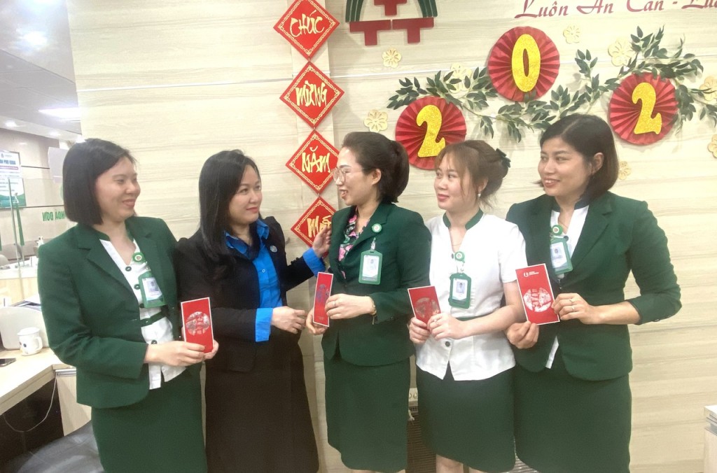 Lãnh đạo quận Đống Đa chúc mừng các cơ sở y tế nhân Ngày Thầy thuốc Việt Nam