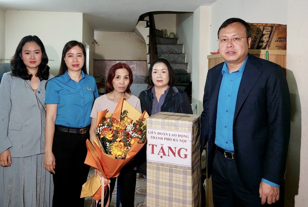 Chủ tịch LĐLĐ thành phố Hà Nội thăm, tặng quà cho lao động nữ có hoàn cảnh khó khăn