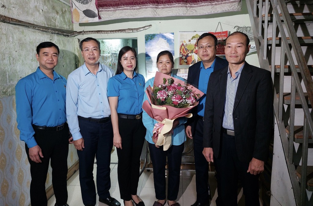 Chủ tịch LĐLĐ thành phố Hà Nội trao hỗ trợ cho lao động nữ