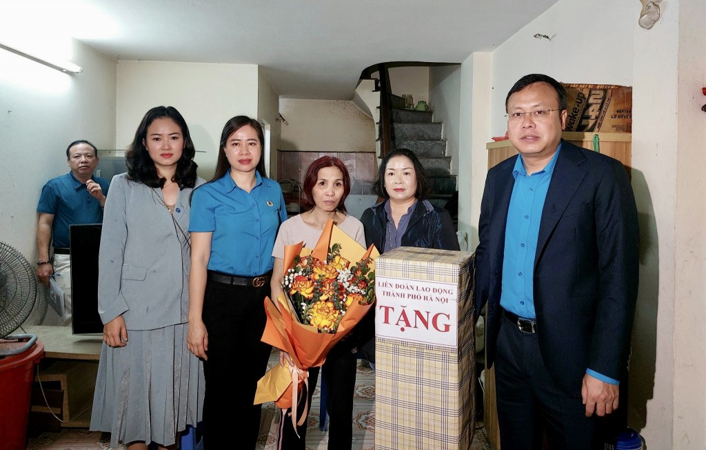 Chủ tịch LĐLĐ thành phố Hà Nội trao hỗ trợ cho lao động nữ