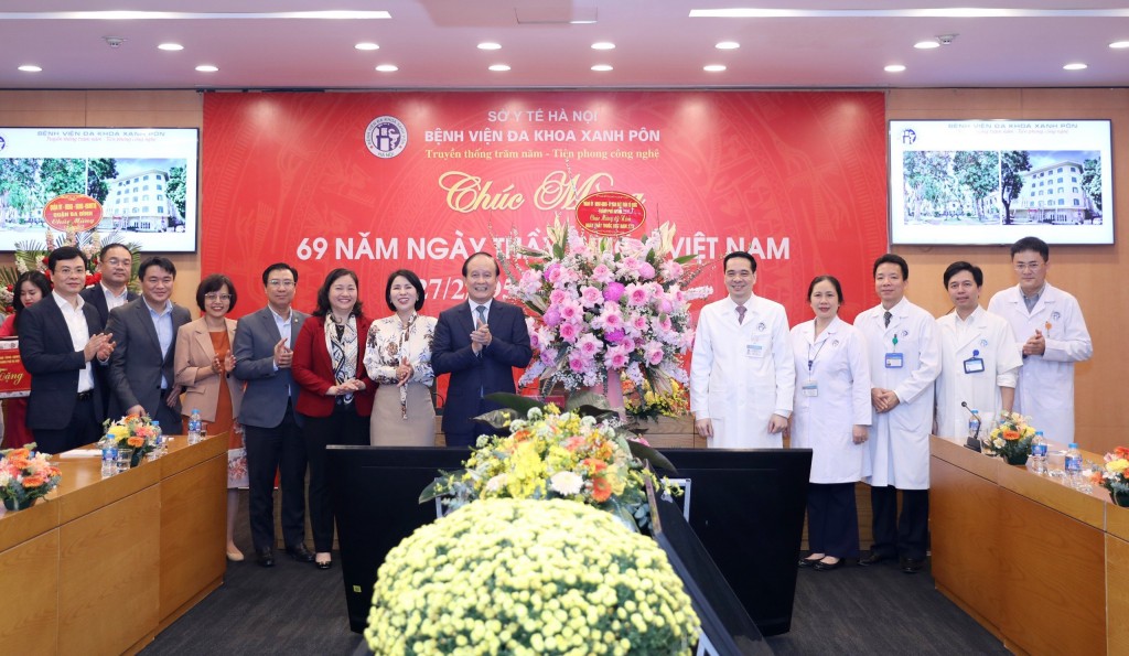 Chủ tịch HĐND Thành phố Nguyễn Ngọc Tuấn chúc mừng ngành y tế