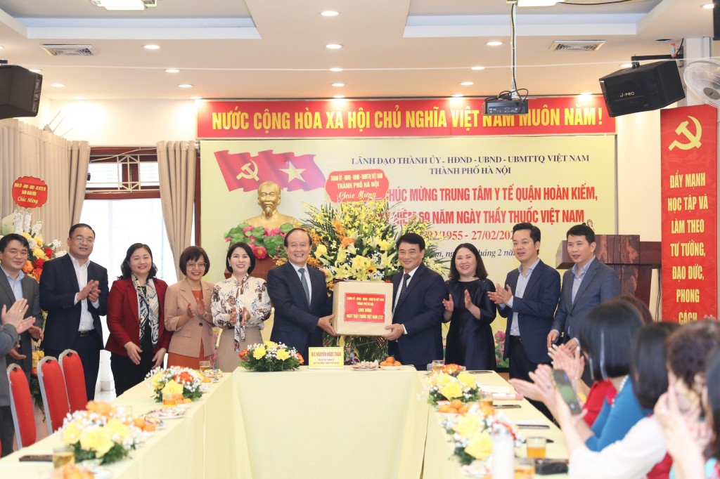 Chủ tịch HĐND TP.Hà Nội Nguyễn Ngọc Tuấn chúc mừng một số cơ sở Y tế