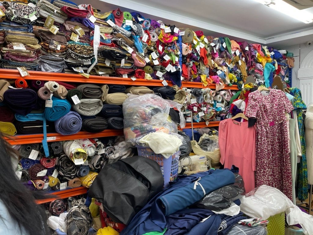 Tạm giữ hơn 4 tấn vải và các loại quần áo trị giá gần 1,6 tỷ đồng tại thành phố Hồ Chí Minh