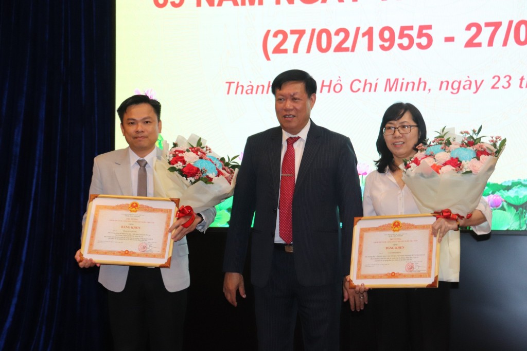 Thứ trưởng Bộ Y tế Đỗ Xuân Tuyên trao bằng khen của Bộ Y tế cho y, bác sĩ Viện Pasteur TP.HCM. (Ảnh: Lâm Ngọc)