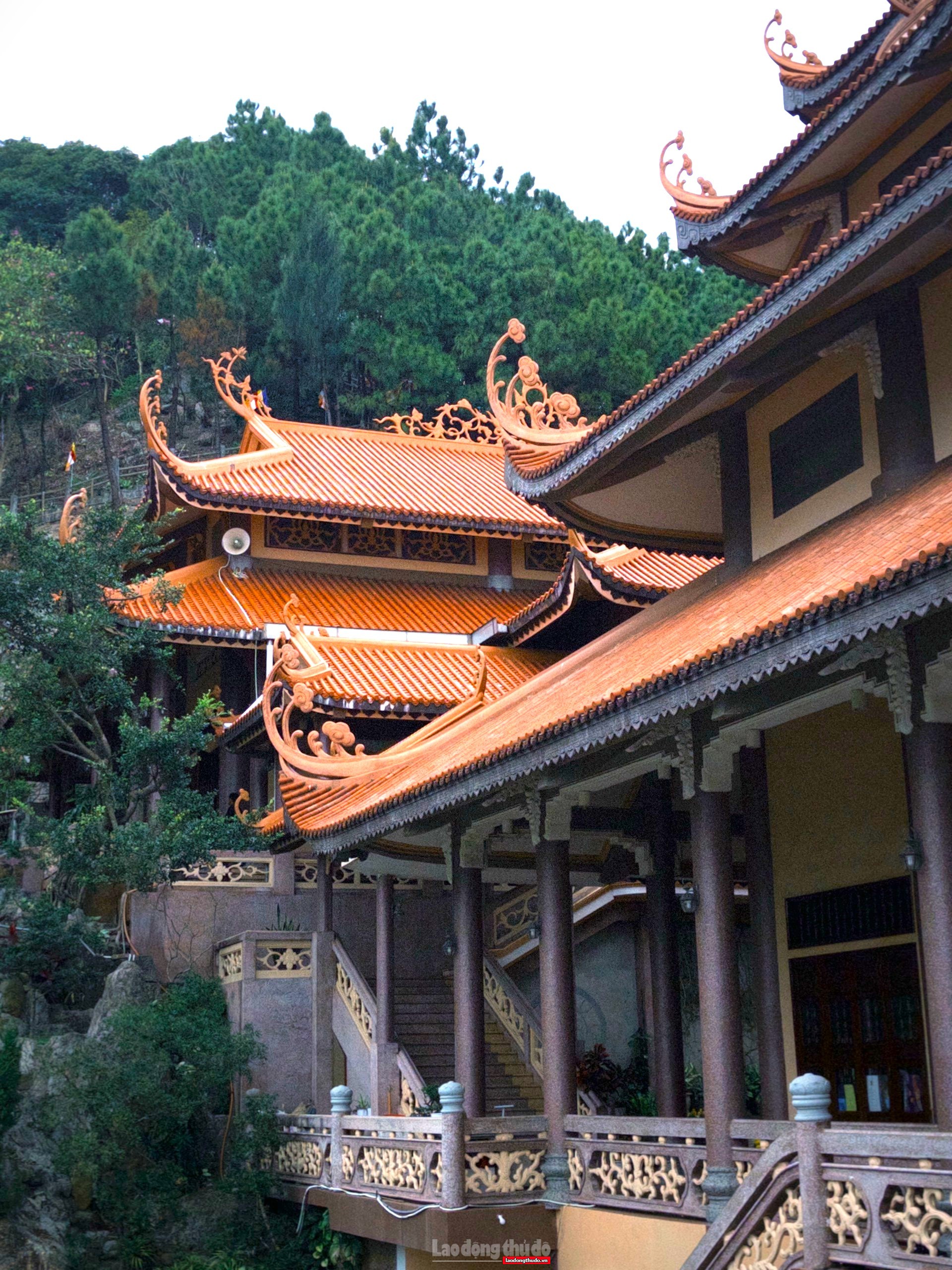 Ngắm vịnh Bái Tử Long từ Thiền viện Trúc Lâm Giác Tâm