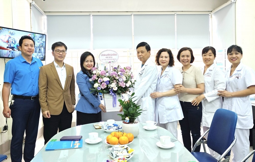 Lãnh đạo quận Đống Đa chúc mừng các cơ sở y tế nhân Ngày Thầy thuốc Việt Nam