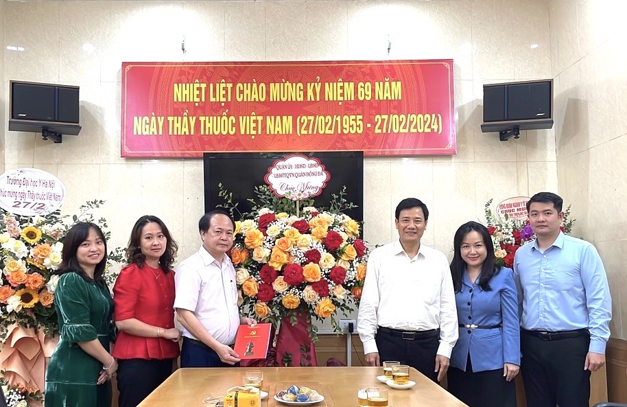 Lãnh đạo quận Đống Đa thăm, chúc mừng các cơ sở y tế nhân Ngày Thầy thuốc Việt Nam
