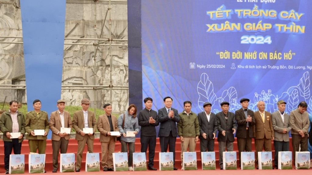 Chủ tịch Quốc hội dự Lễ phát động Tết trồng cây và khởi động Tháng Thanh niên tại Nghệ An
