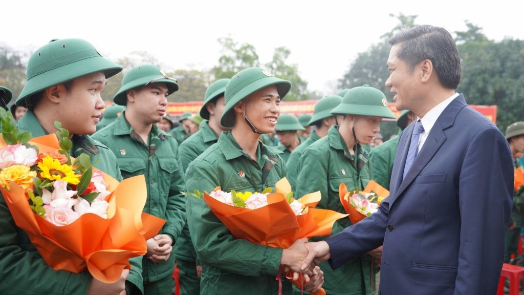 Nghệ An: Thanh niên phấn khởi lên đường nhập ngũ