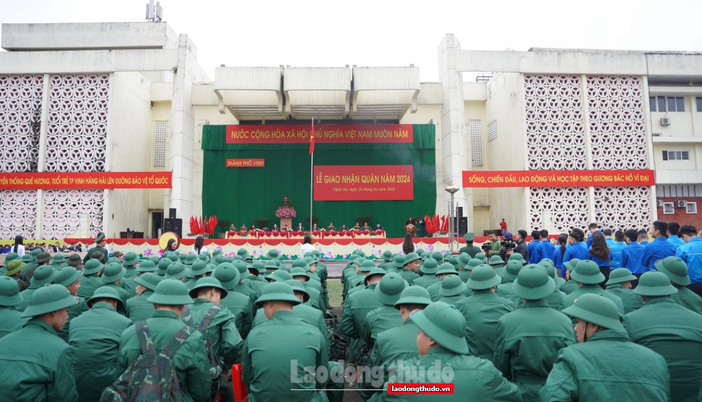 Nghệ An: Thanh niên phấn khởi lên đường nhập ngũ