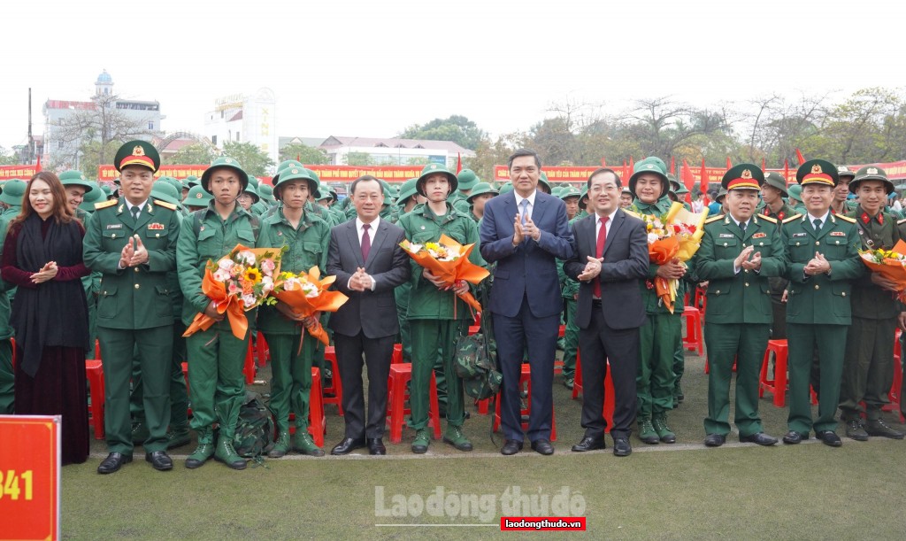 Nghệ An: Thanh niên phấn khởi lên đường nhập ngũ