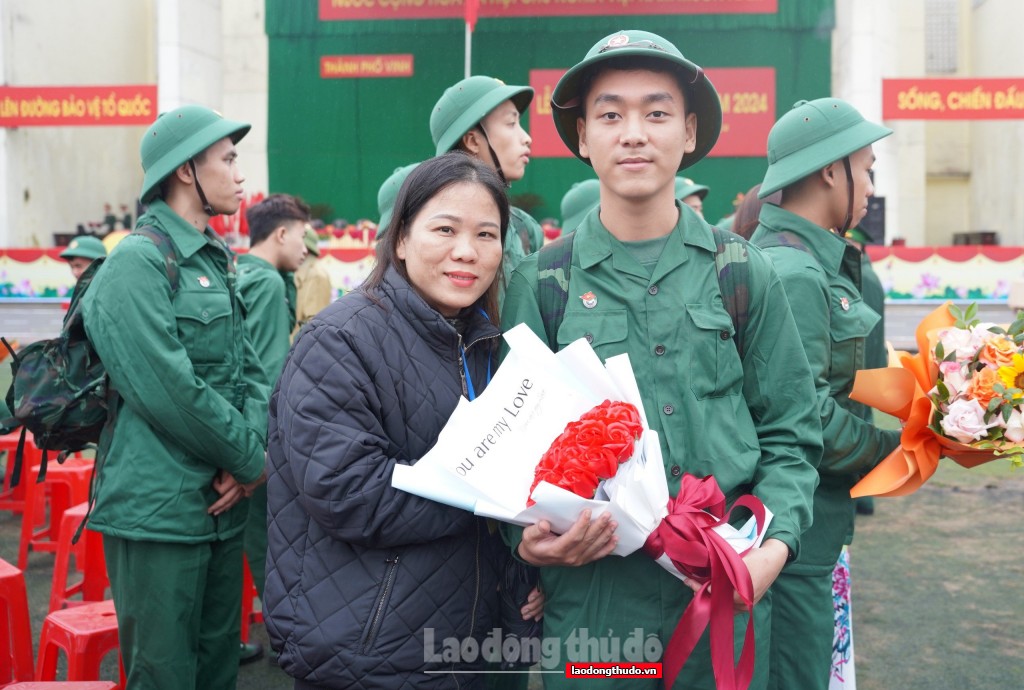 Nghệ An: Thanh niên phấn khởi lên đường nhập ngũ