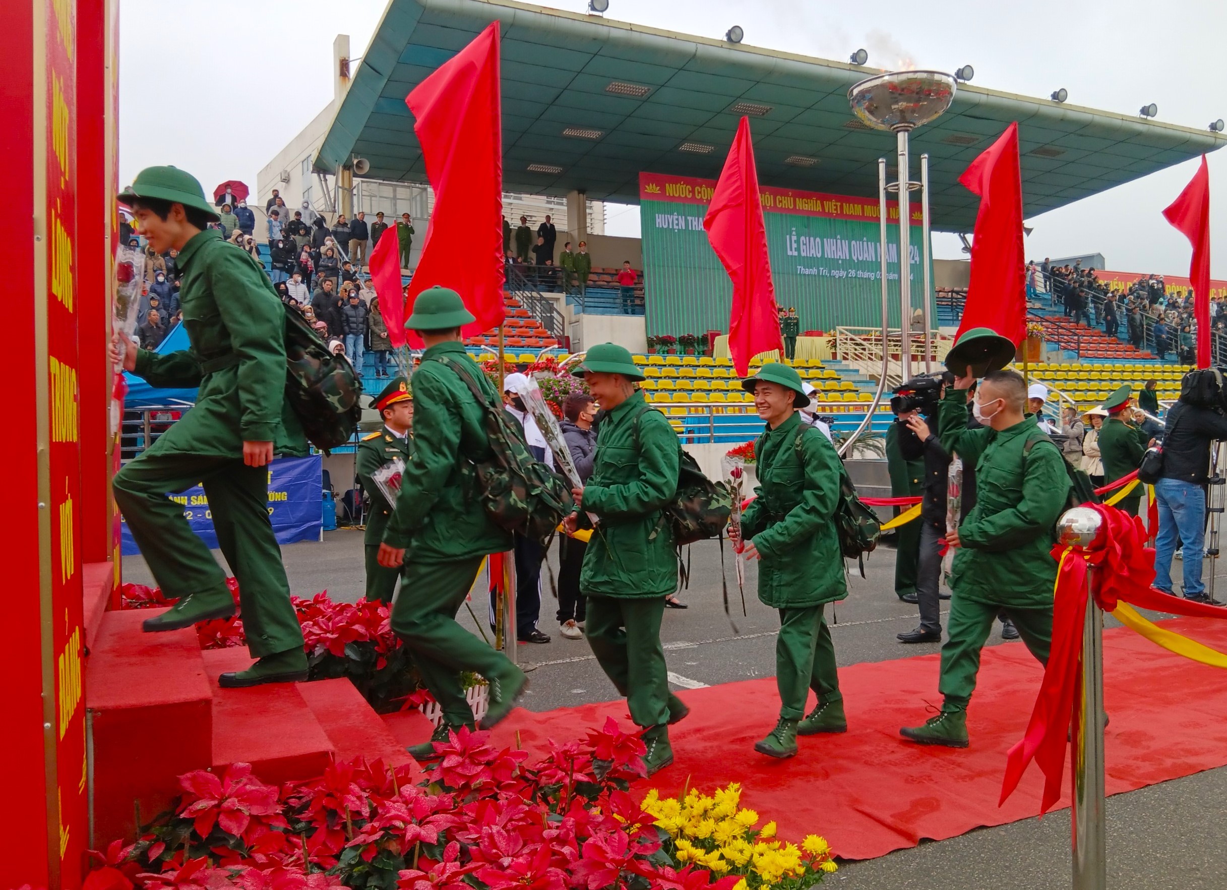 Tân binh huyện Thanh Trì tự hào lên đường nhập ngũ