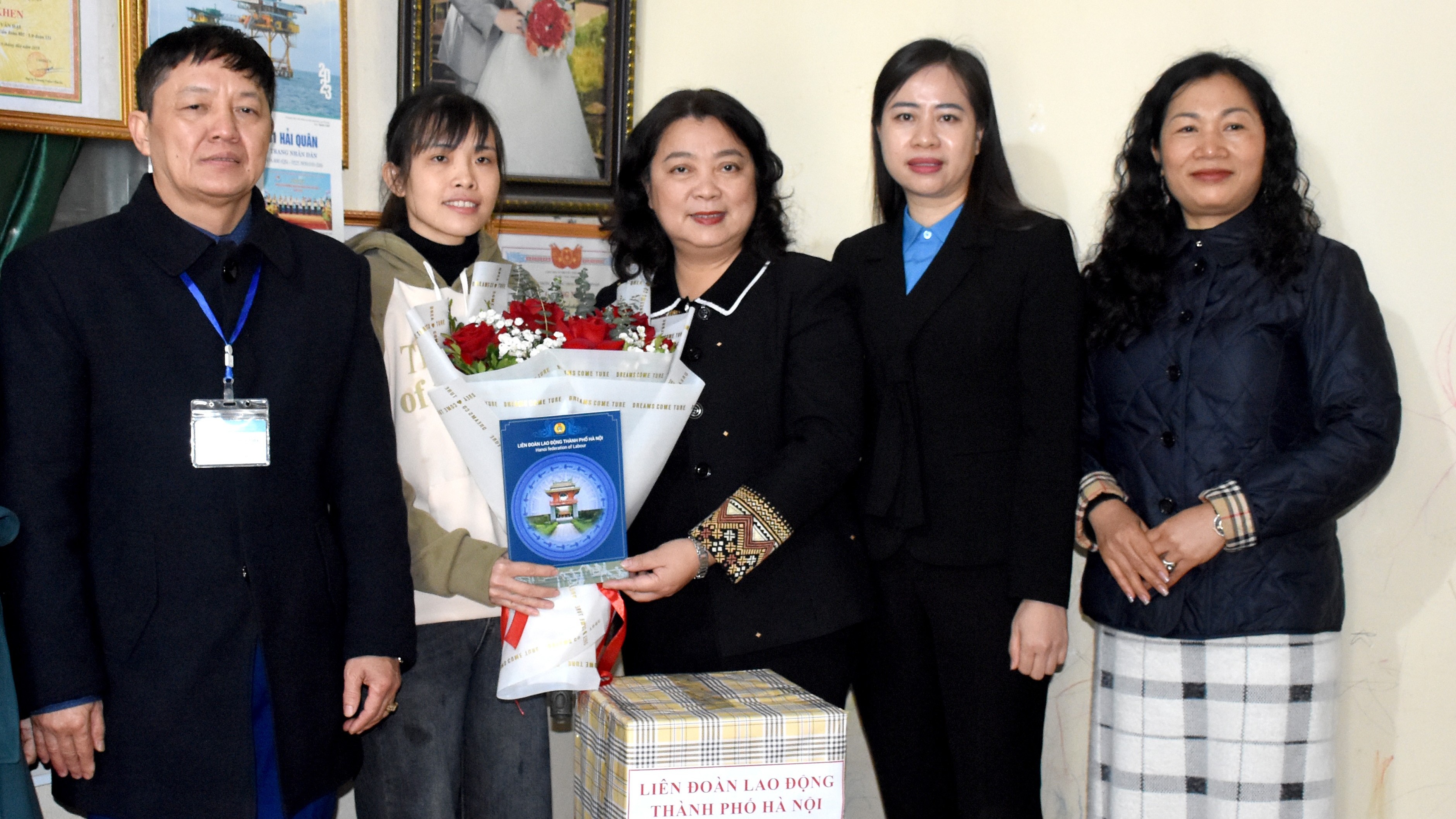 Lãnh đạo LĐLĐ thành phố Hà Nội tặng quà lao động nữ có hoàn cảnh khó khăn