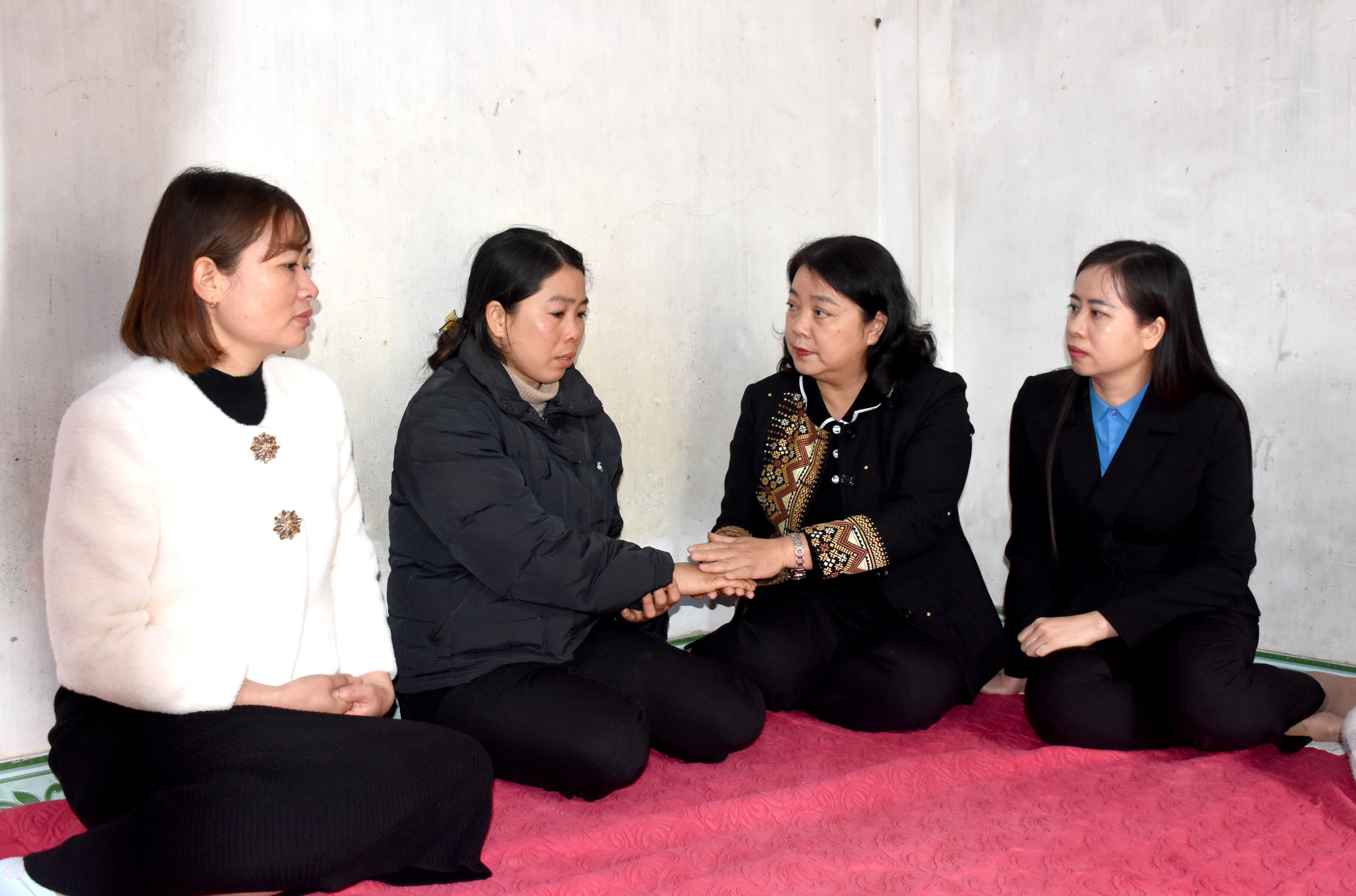 Lãnh đạo LĐLĐ thành phố Hà Nội tặng quà lao động nữ có hoàn cảnh khó khăn