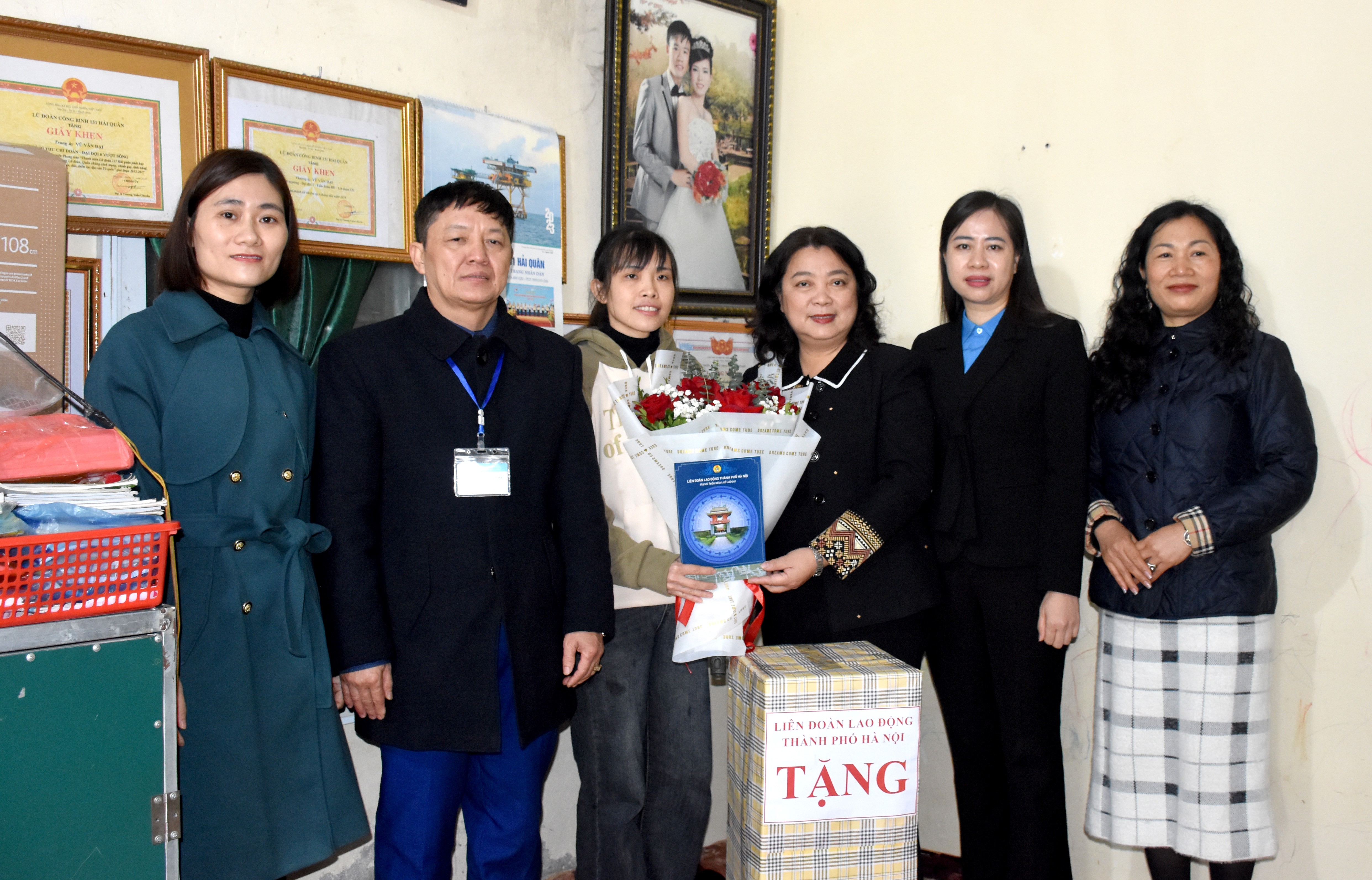 Lãnh đạo LĐLĐ thành phố Hà Nội tặng quà tới lao động nữ có hoàn cảnh khó khăn