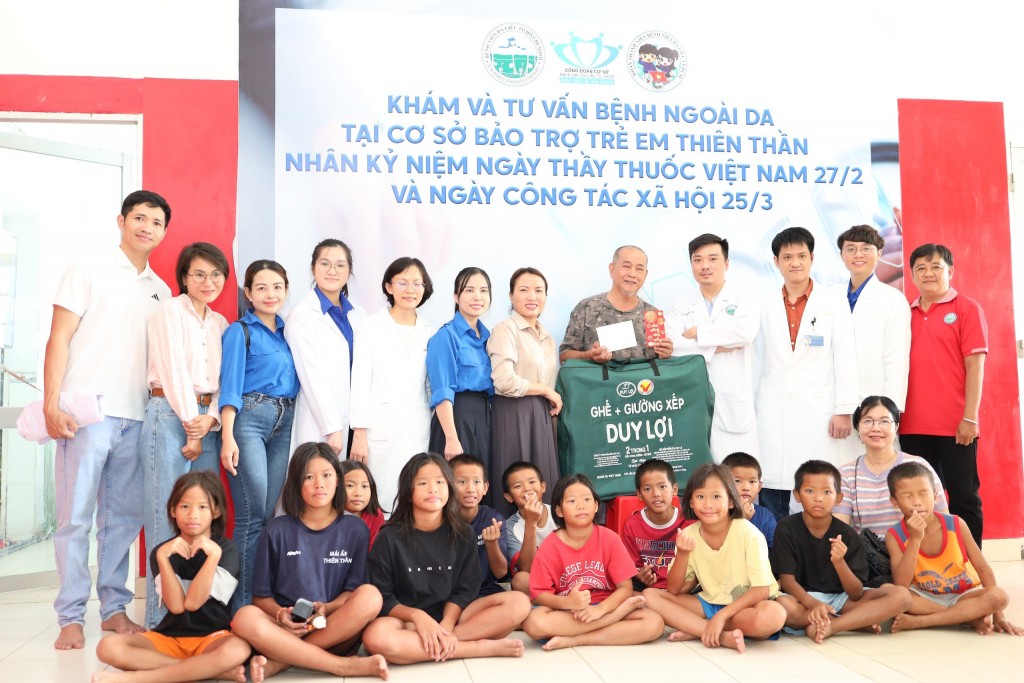 Ngày Thầy thuốc Việt Nam: Khám và phát thuốc cho trẻ em ở mái ấm Thiên Thần